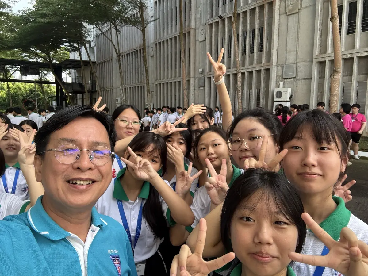 王楨文校長與學生在校園合影