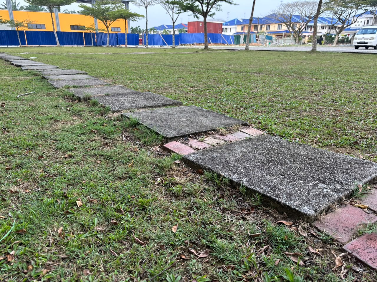 在草地上錯落成節奏的校園踏石小徑